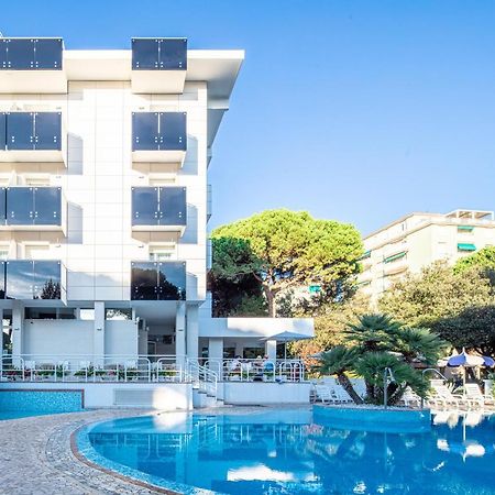Hotel Ambassador Meuble Lignano Sabbiadoro Exterior photo