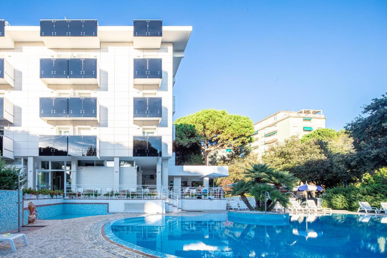 Hotel Ambassador Meuble Lignano Sabbiadoro Exterior photo