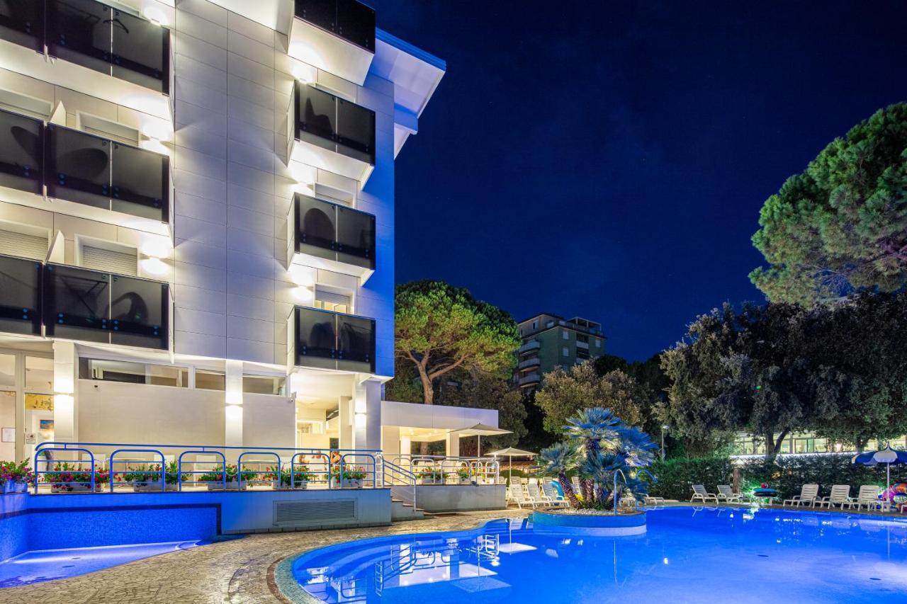 Hotel Ambassador Meuble Lignano Sabbiadoro Exterior photo