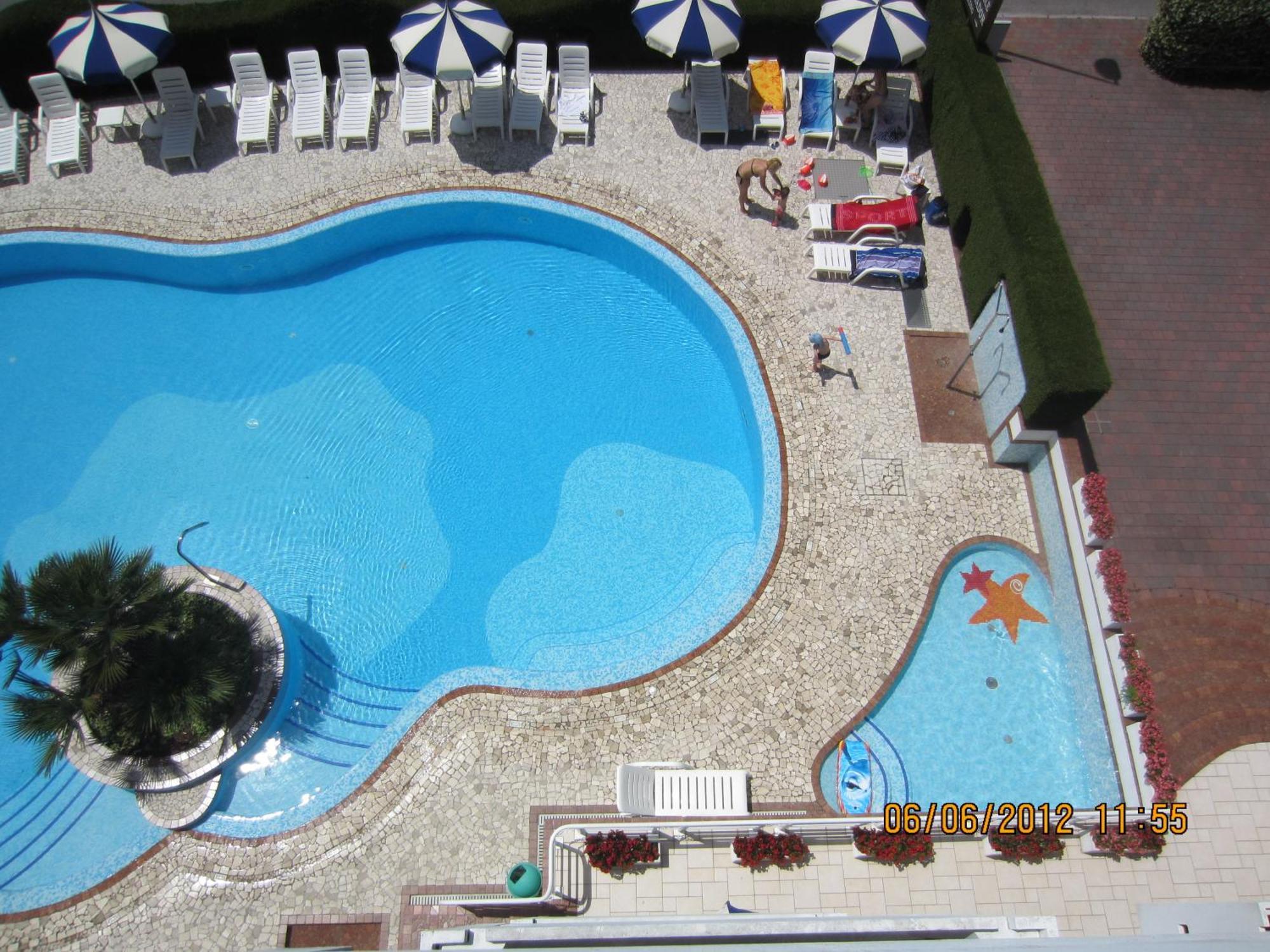 Hotel Ambassador Meuble Lignano Sabbiadoro Exterior photo