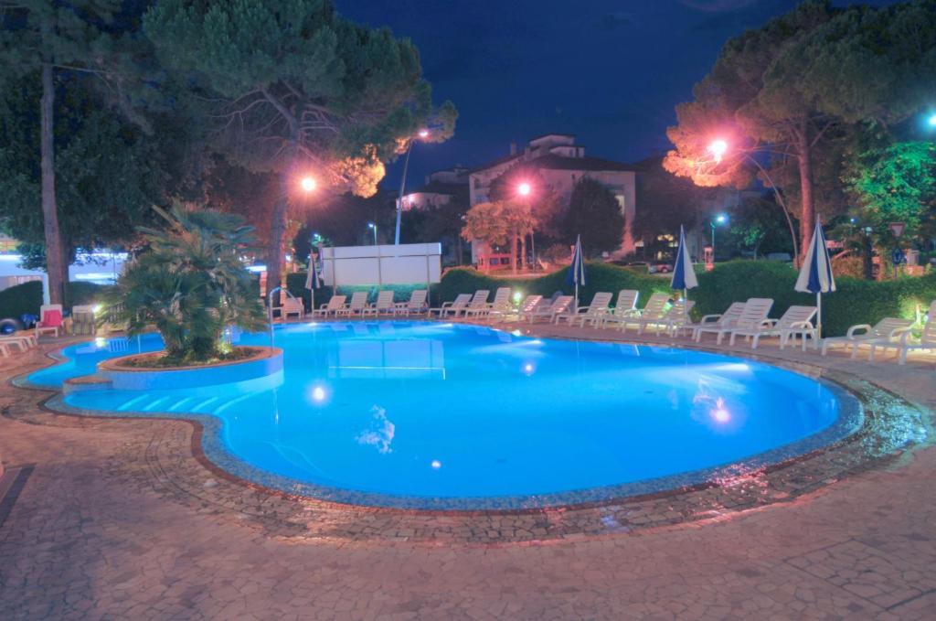 Hotel Ambassador Meuble Lignano Sabbiadoro Exterior photo