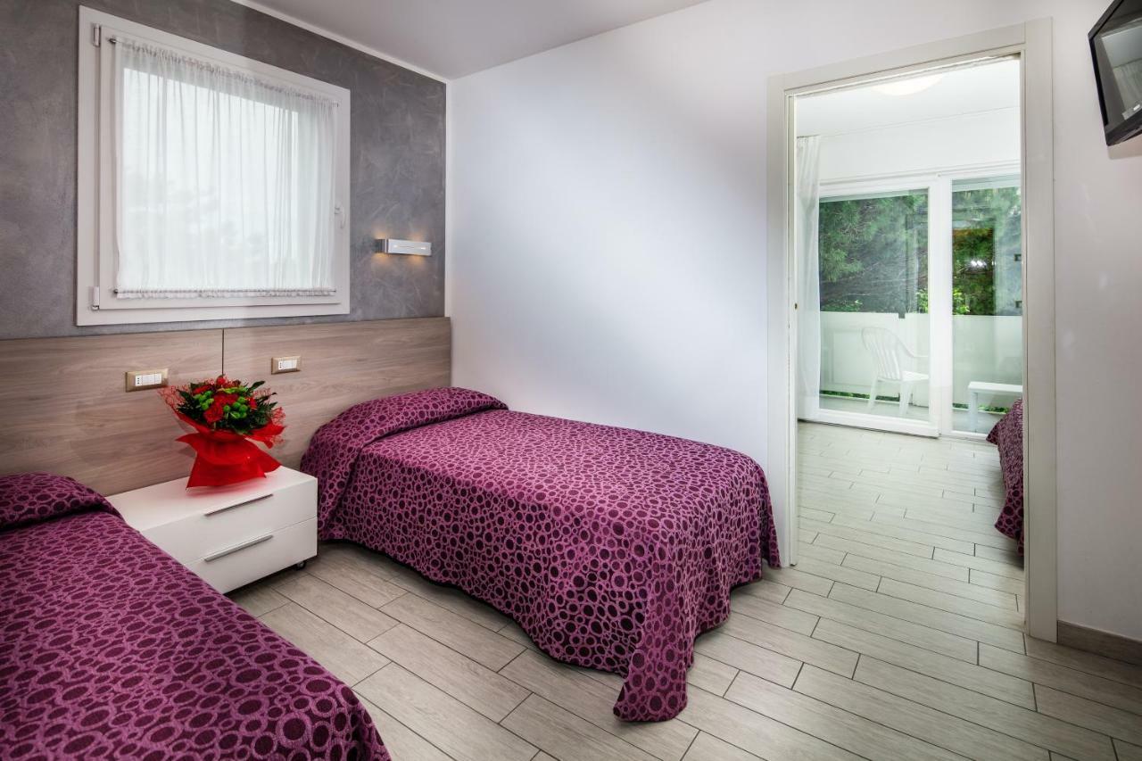Hotel Ambassador Meuble Lignano Sabbiadoro Exterior photo