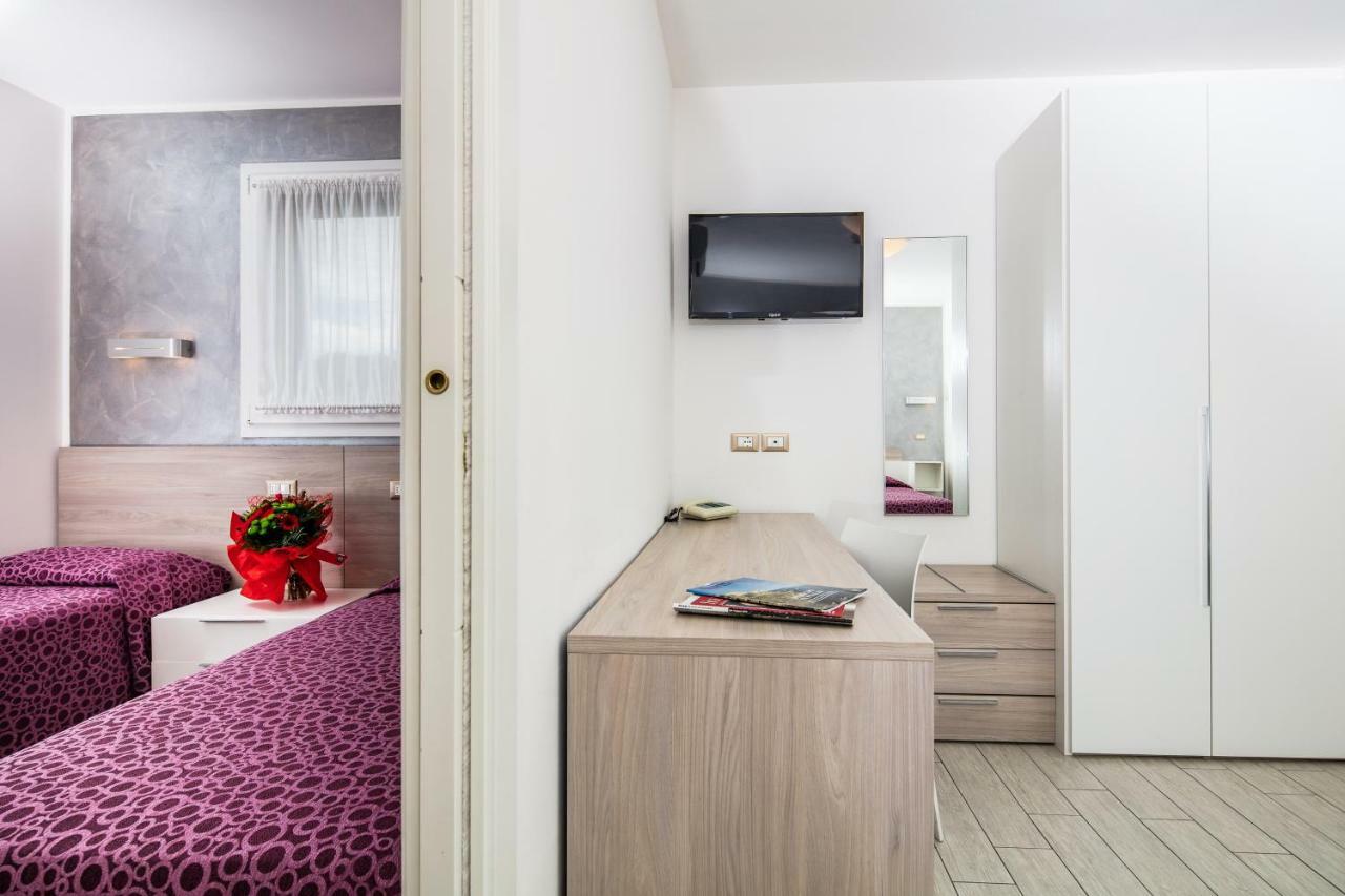 Hotel Ambassador Meuble Lignano Sabbiadoro Exterior photo