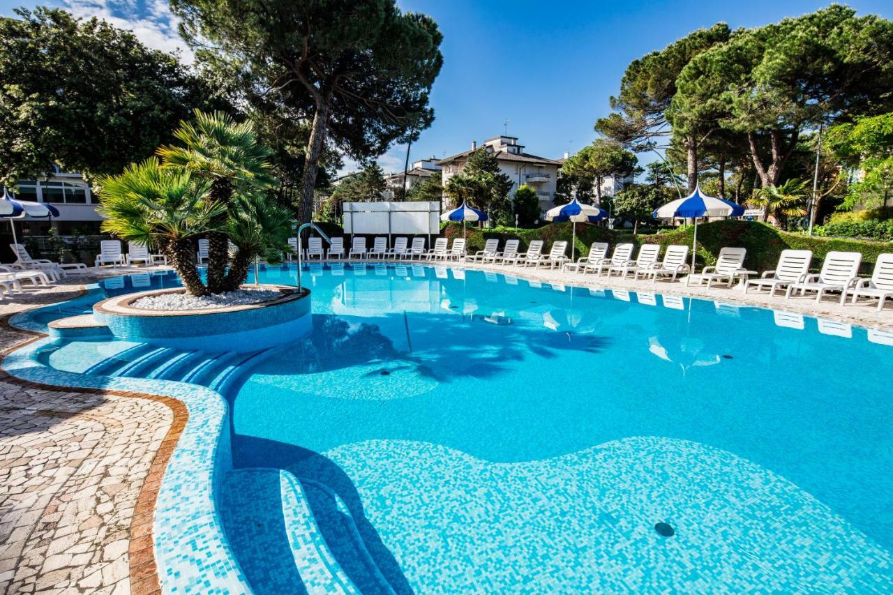 Hotel Ambassador Meuble Lignano Sabbiadoro Exterior photo