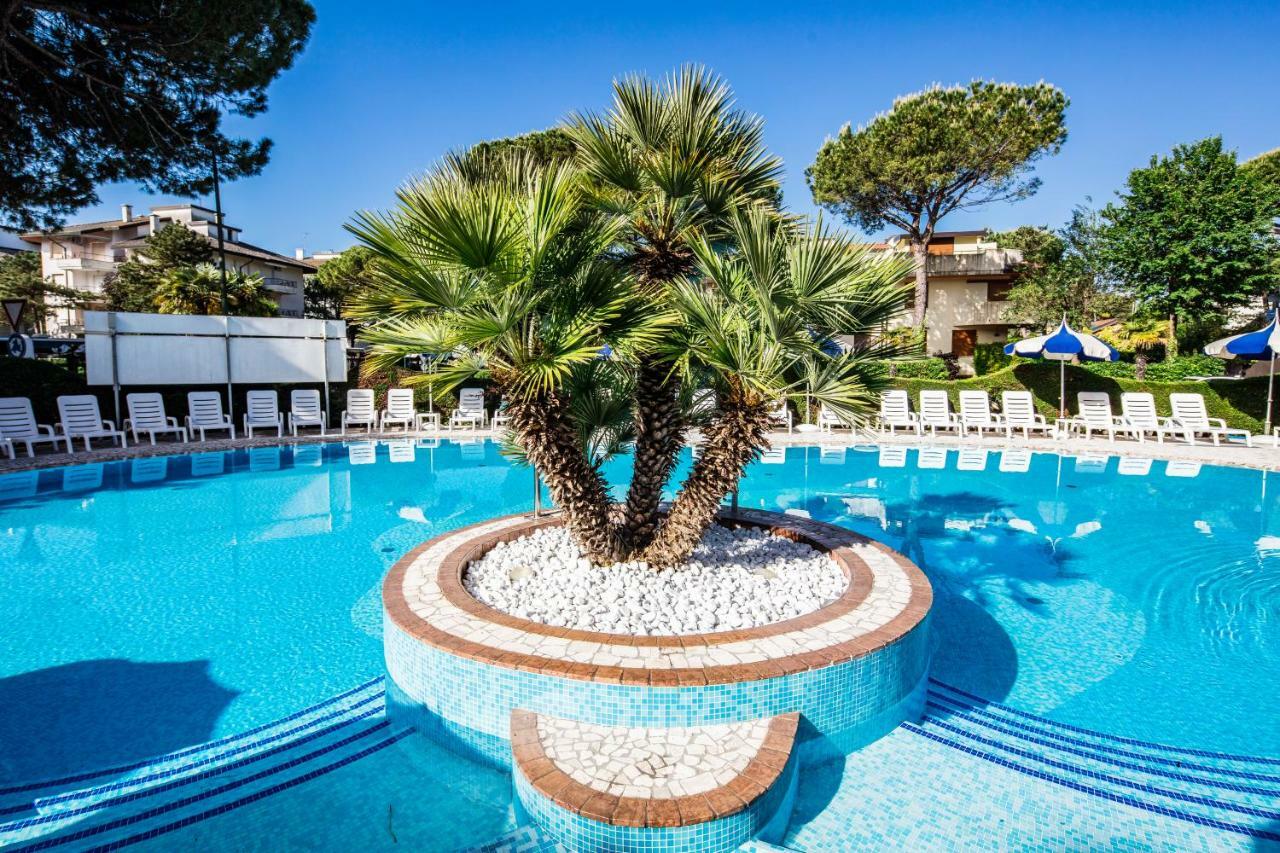 Hotel Ambassador Meuble Lignano Sabbiadoro Exterior photo