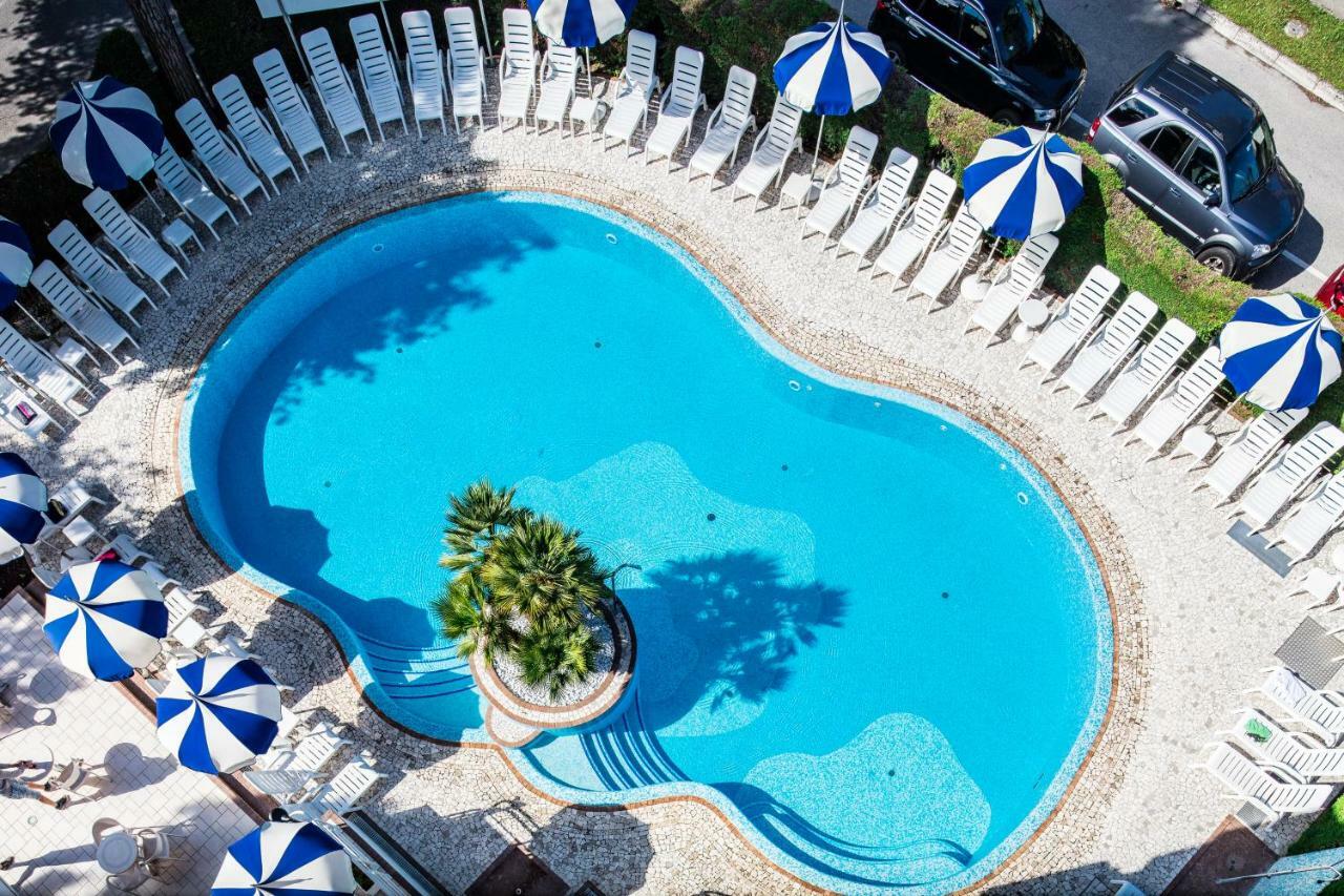 Hotel Ambassador Meuble Lignano Sabbiadoro Exterior photo