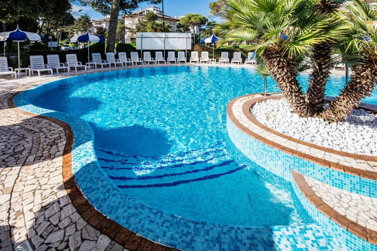 Hotel Ambassador Meuble Lignano Sabbiadoro Exterior photo